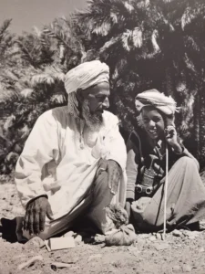 Араб  в традиционном одеянии  дишдаша  и  традиционный оманский кинжал оманский кинжал ханджар