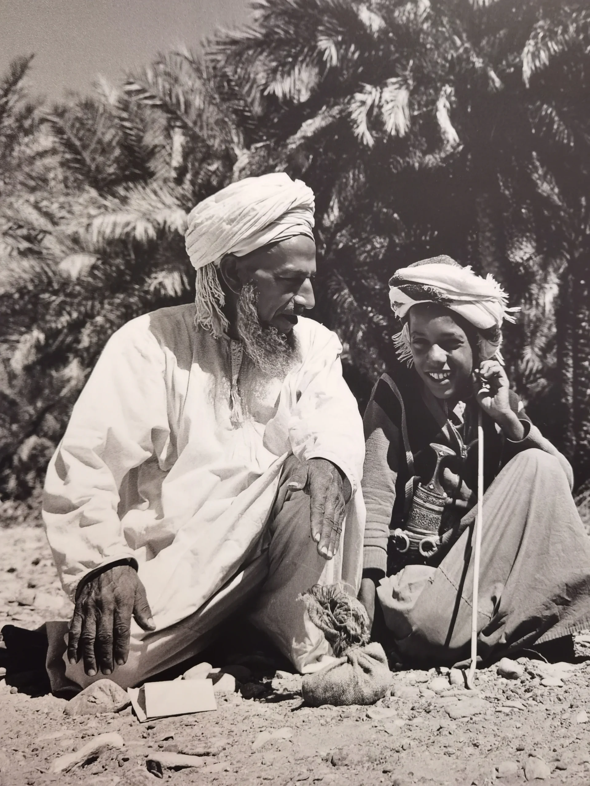 Араб  в традиционном одеянии  дишдаша  и  традиционный оманский кинжал оманский кинжал ханджар