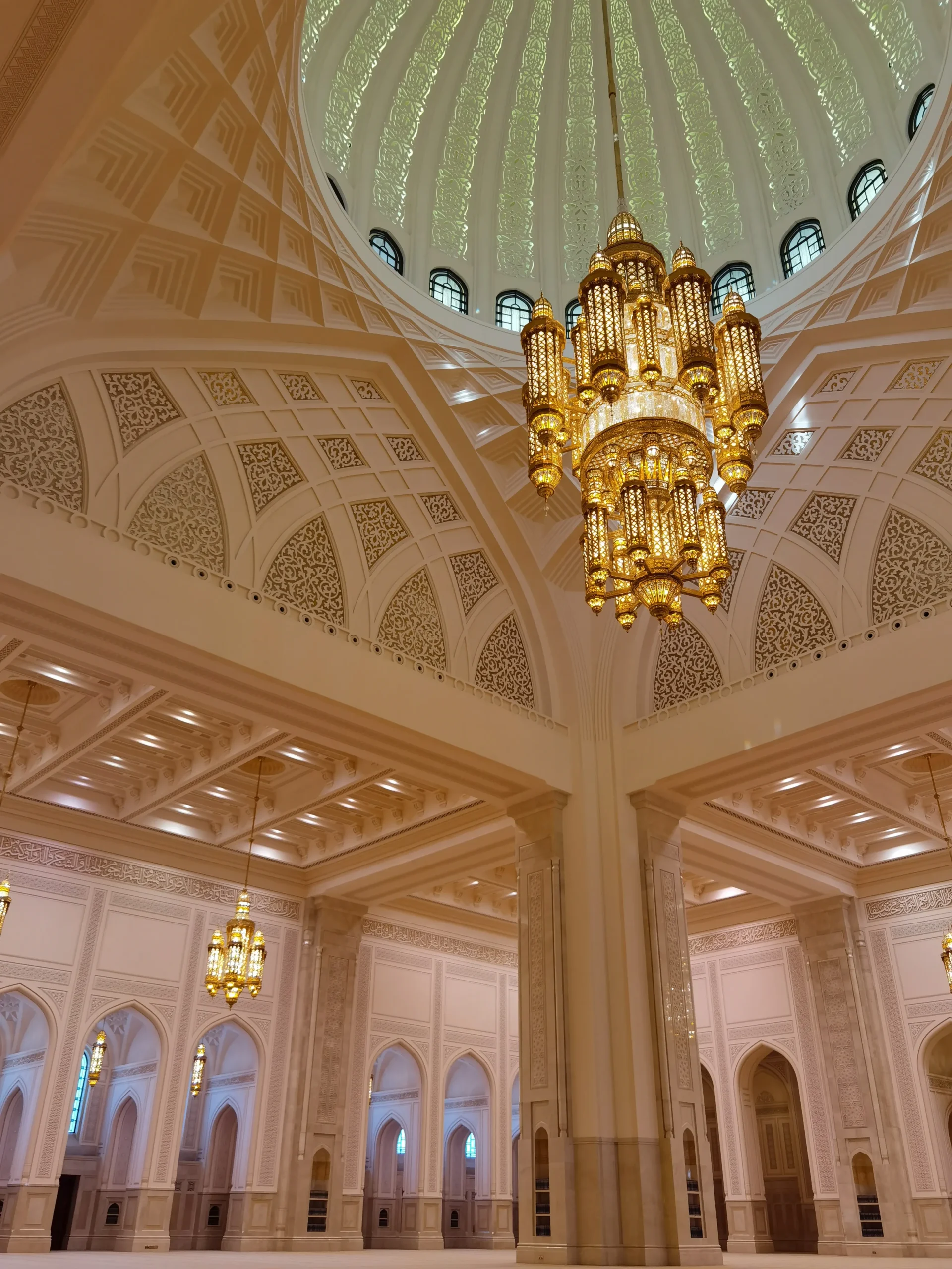 Большая мечеть Низвы внутри