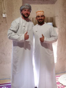 музей Байт Аль-Сафа, Руслан Абрамович (слева) в традиционном одеянии  дишдаша и "массар". сосед в головном уборе "кума"