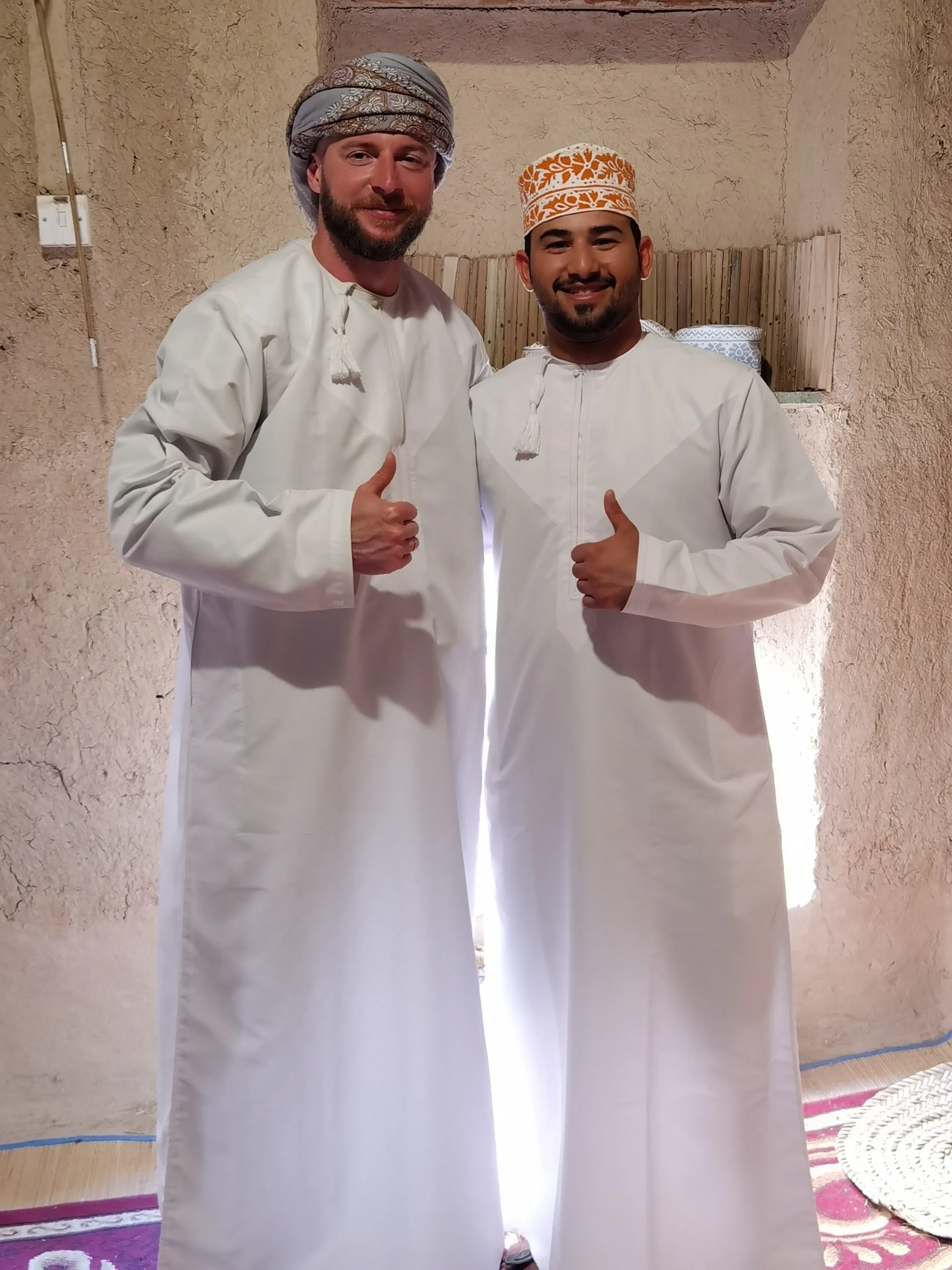 музей Байт Аль-Сафа, Руслан Абрамович (слева) в традиционном одеянии  дишдаша и "массар". сосед в головном уборе "кума"